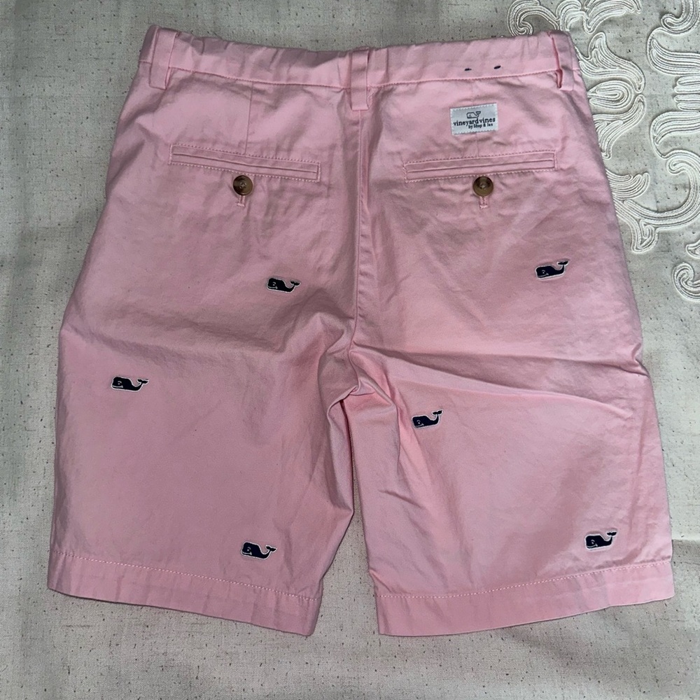 Embroidered whale Vineyard Vines pink shorts